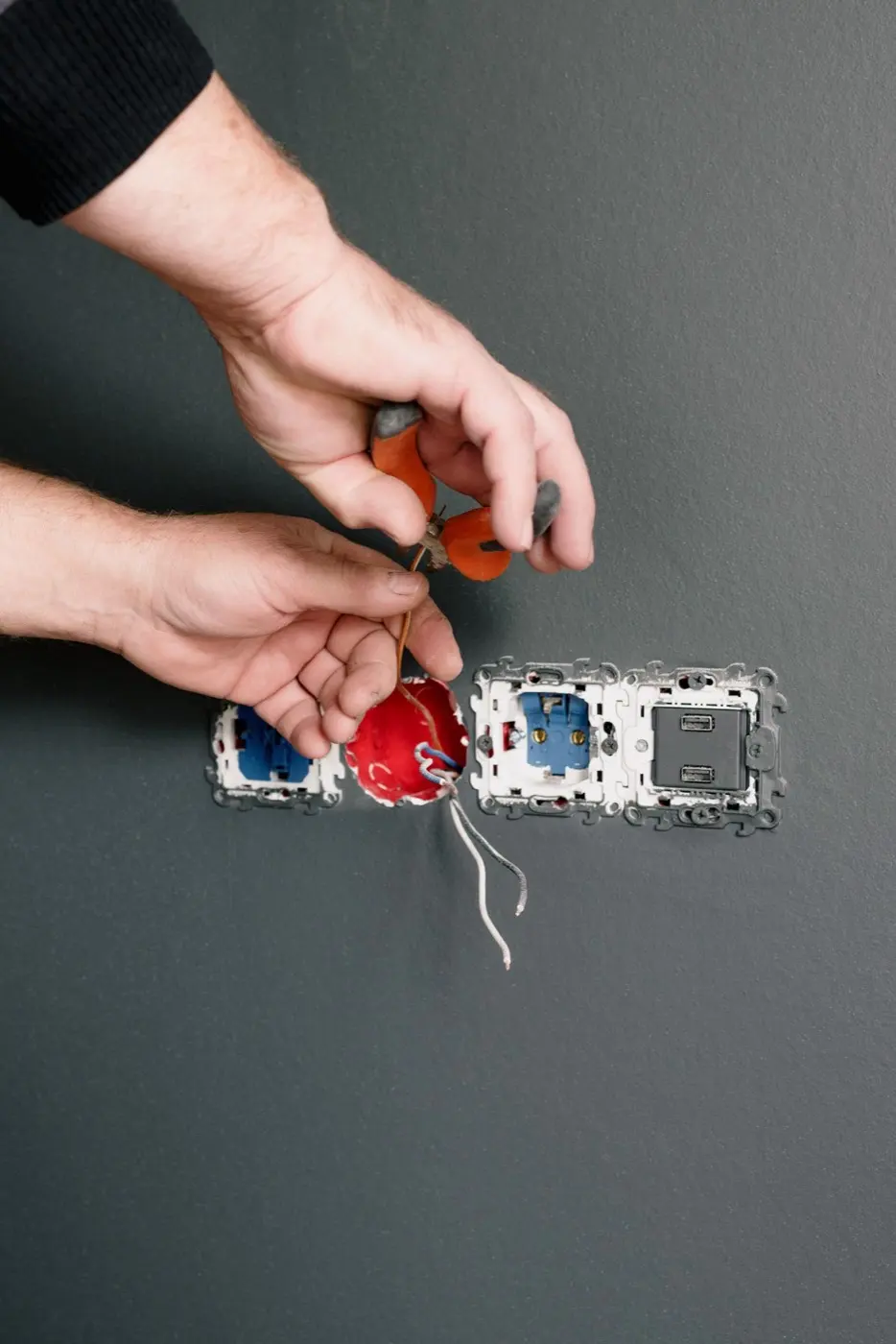 Fitting an outlet
