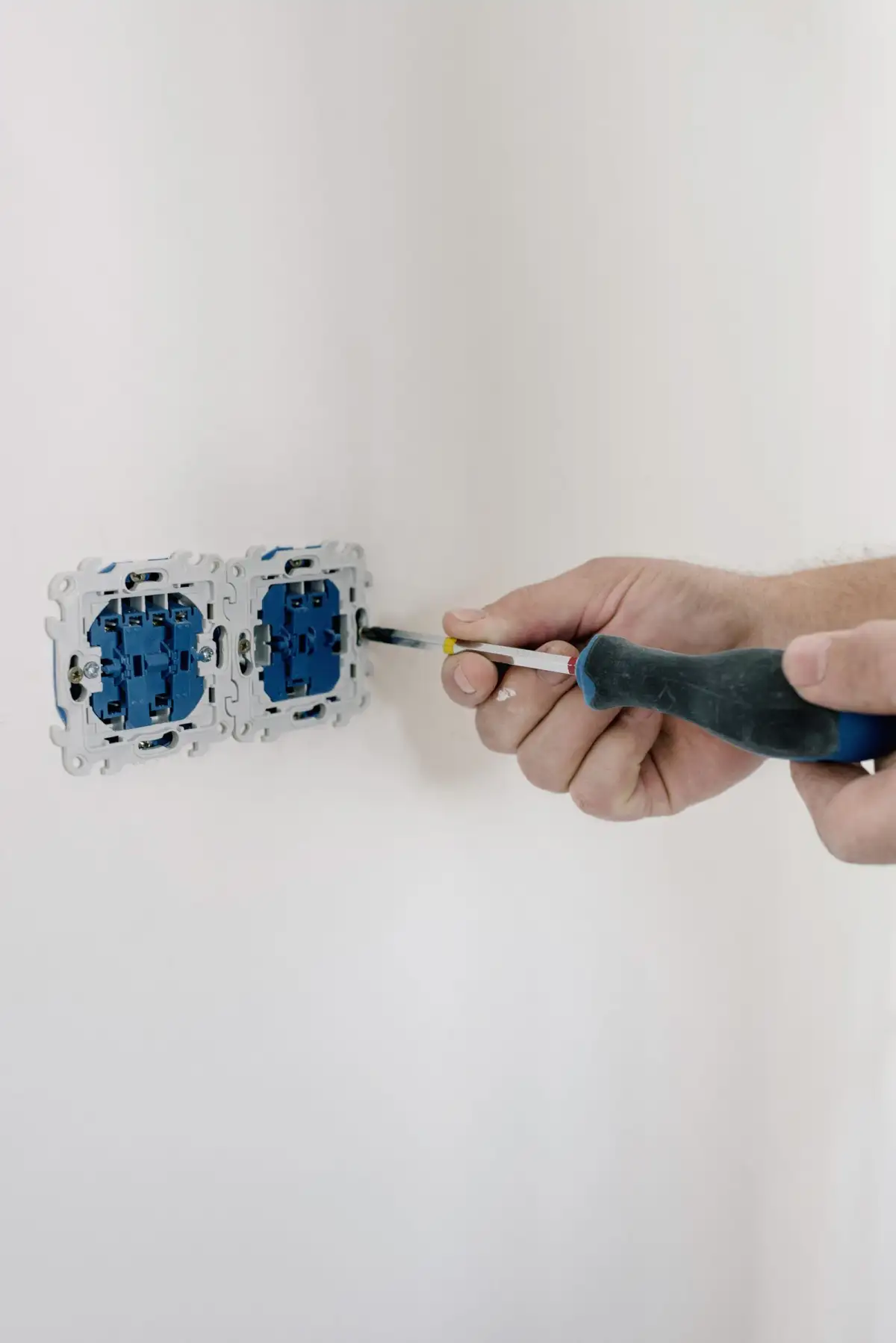 Fitting sockets and switches to a wall