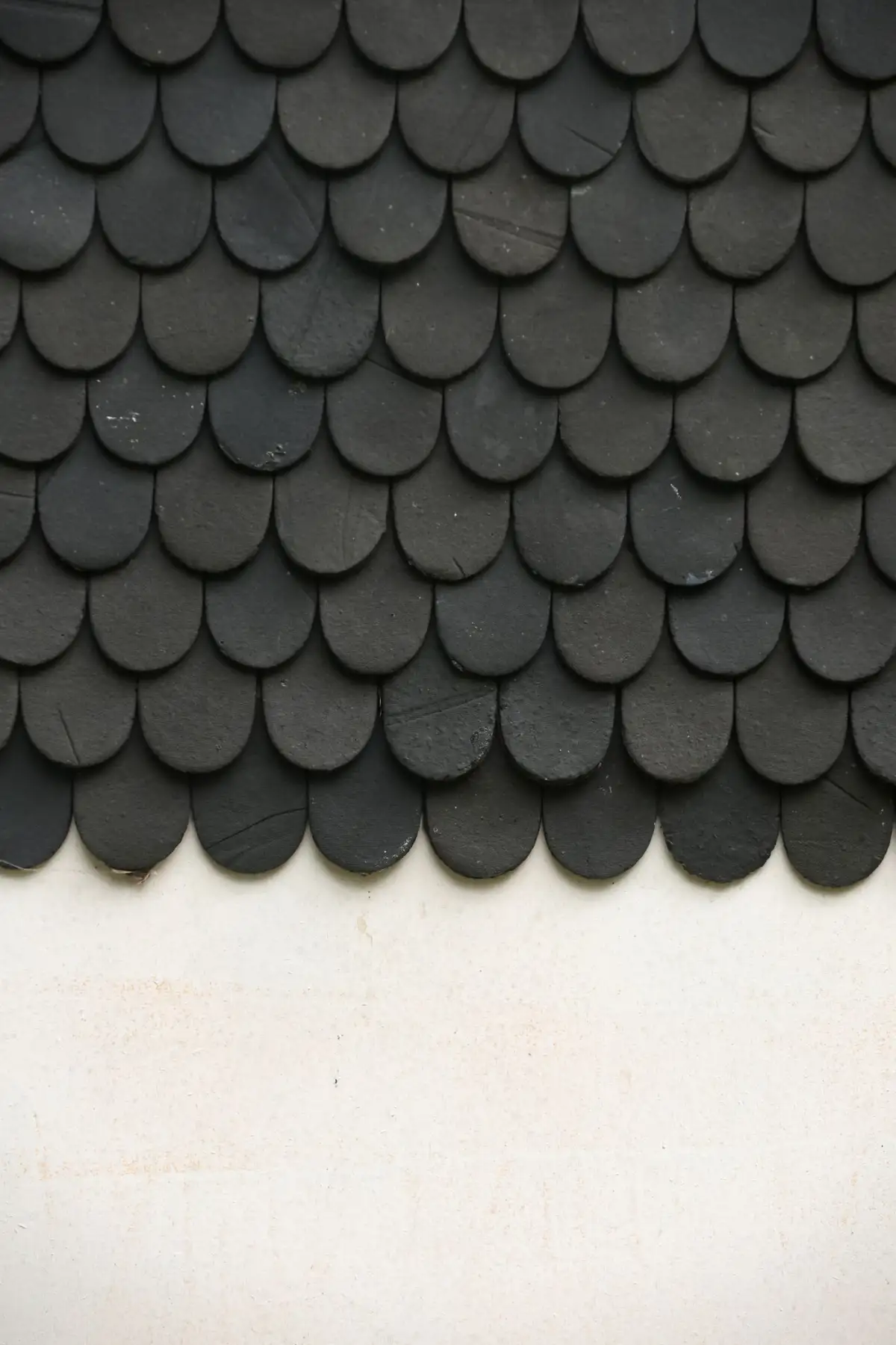 Close view of asphalt shingle courses